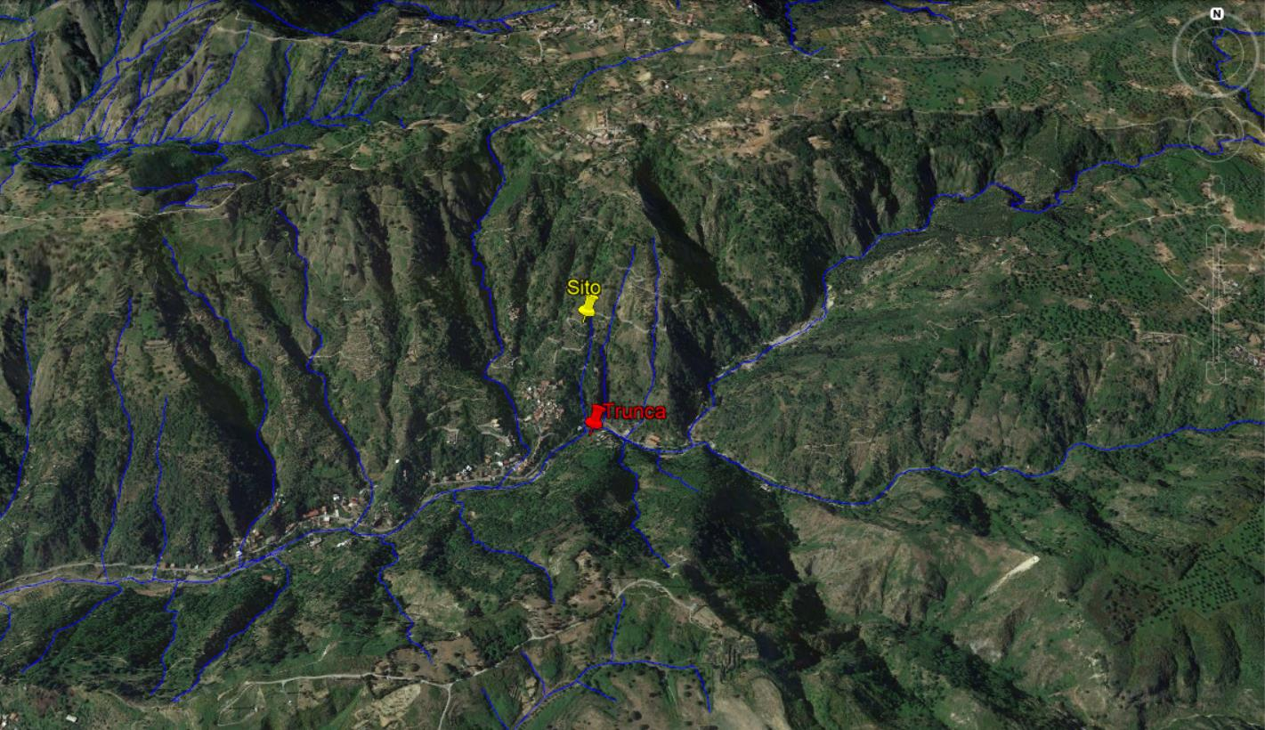 rete idrografica dell'area in esame; nello zoom cartografazione del bacino idrografico di competenza del sito