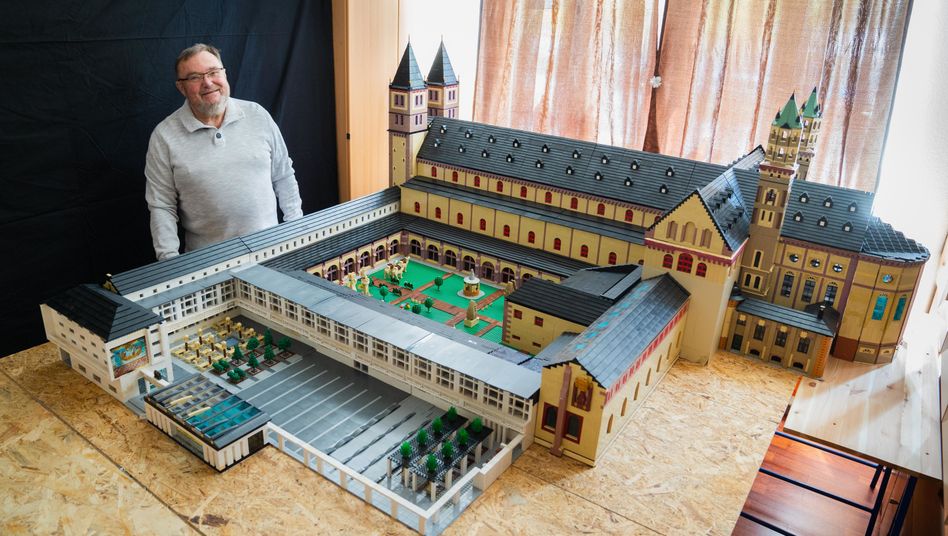 A proud architectural modeler. (Image by Nicolas Armer/dpa at SPON on 2021-05-05.)