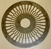 Einzelne Lamelle eines Eisenblechpaketes eines Läufers und Ständers (Bildquelle: www.wikipedia.org)